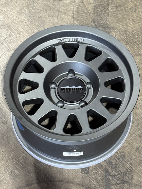 METHOD MR704 Bead Grip, 17x8.5, 5x5.5 - Titanium OPEN BOX AA